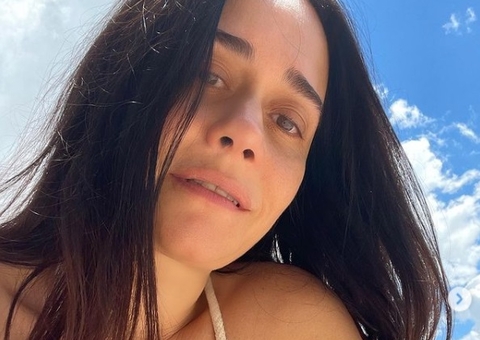 Aos 50, Alessandra Negrini posa sem sutiã com parte dos seios à mostra