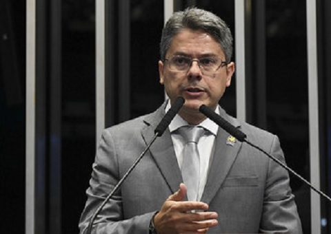 Senador Alessandro Vieira é internado com Covid-19