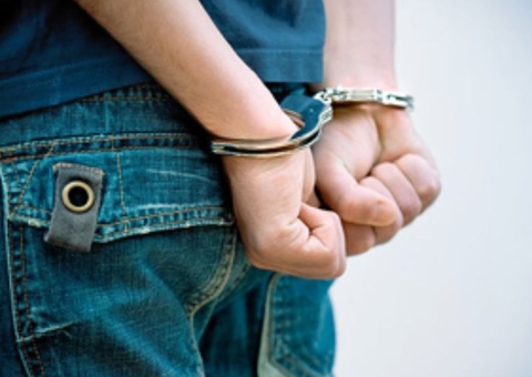 Com arma falsa, homem toca terror em assalto a micro-ônibus em Manaus