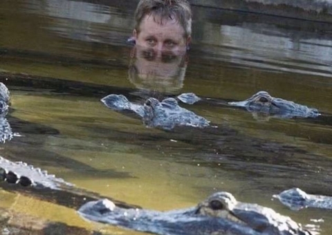 Homem fica famoso ao alimentar jacarés 'boca a boca'