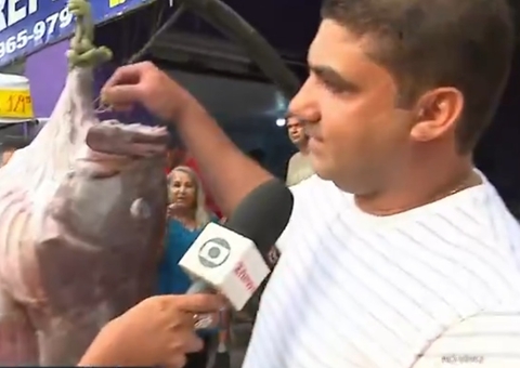 Homem tira aliança da boca de peixe e pede mulher em casamento ao vivo; vídeo