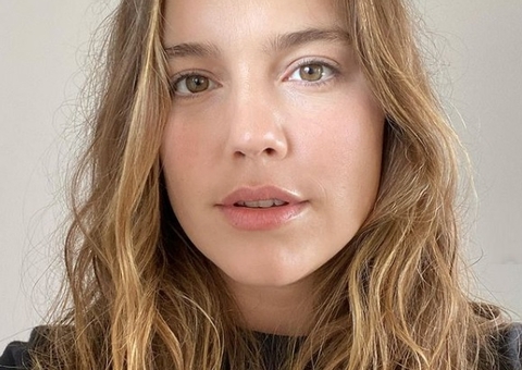 Alice Wegmann aparece em foto tomando banho completamente nua 