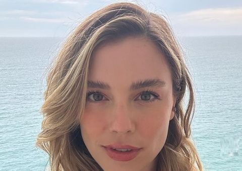 Alice Wegmann posa completamente nua e deixa seguidores babando