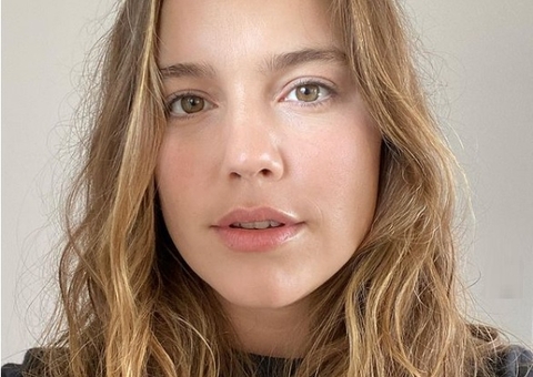 Alice Wegmann tira a roupa toda em foto na cachoeira