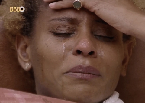 Aline chora após briga com Fred Nicácio e se preocupa: 'será que estou sendo omissa?'