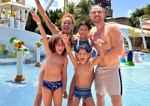 Aline Wirley e Igor Rickli fazem 1ª viagem em família com filhos adotados em Manaus