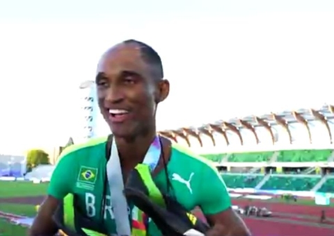 Alison dos Santos é campeão mundial dos 400 m com barreiras