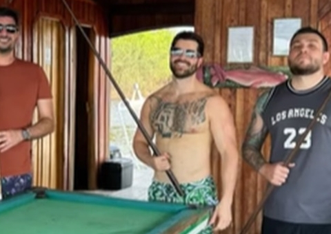  Antes de show, Alok curte dia em flutuante de Manaus