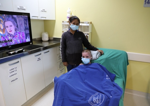 Adolescente que teve mais da metade do corpo queimado pega alta em Manaus