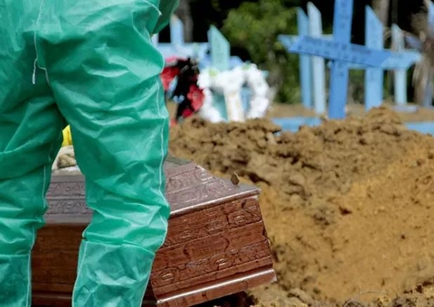 Manaus faz 23 sepultamentos nesta quinta-feira