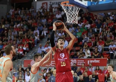 Conheça o garoto de 17 anos e 2,21m que é alvo da NBA