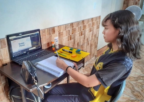 Alunos de quatro cidades mudam rotina e têm aula em casa devido à cheia no Amazonas