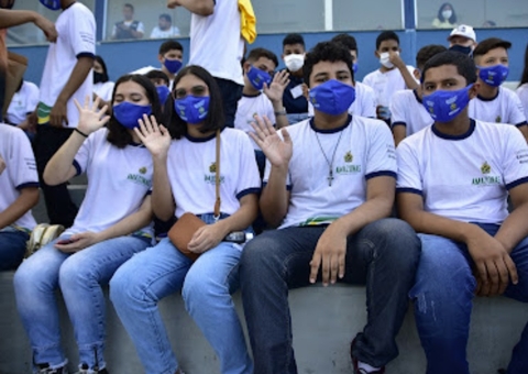 Estudantes da educação especial assistem treino da Seleção Brasileira em Manaus