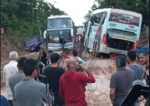 Dois ônibus ficam atolados em trecho da rodovia AM-010