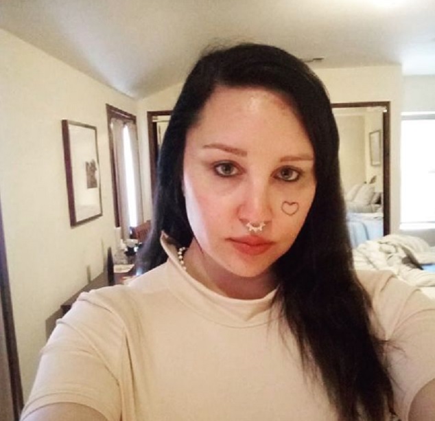 Amanda Bynes se interna em clínica psiquiátrica após andar nua pela rua