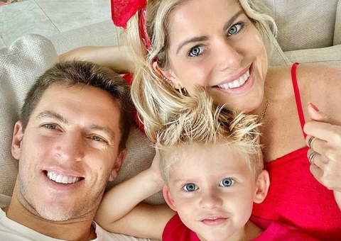 Sem ver Enrico, Amaury Nunes alfineta Karina Bacchi no Dia dos Pais 