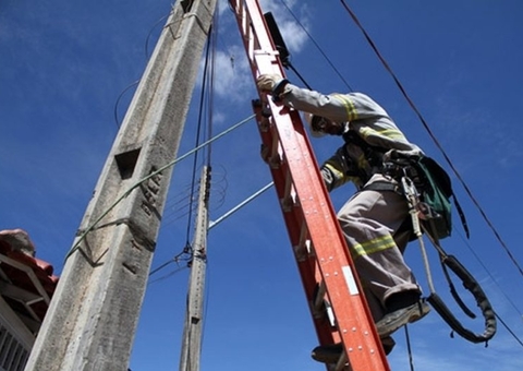 Moradores de 4 bairros ficam sem energia no feriado desta quinta-feira em Manaus