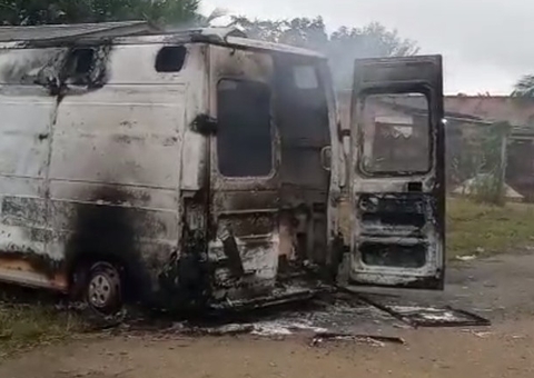 Casa e ambulância são incendiadas após mulher ser assassinada no Amazonas