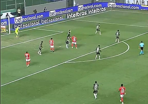 América-MG faz dois de pênalti no fim, vence jogo tenso e complica o Inter