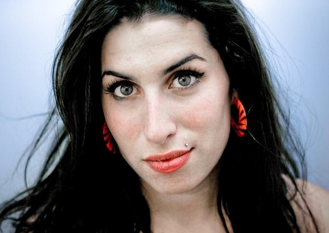 Pais de Amy Whinehouse divulgam trechos do diário de adolescente da cantora