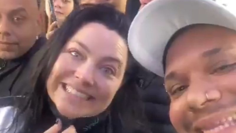Vocalista do Evanescence, Amy Lee é flagrada em ônibus de São Paulo