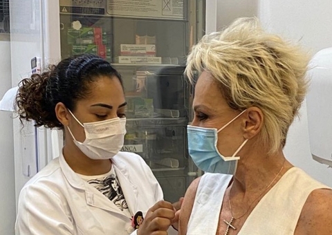 Ana Maria Braga é vacinada contra covid-19