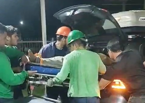 Caminhoneiro morre em acidente ao ser prensado por toras de madeira no Amazonas