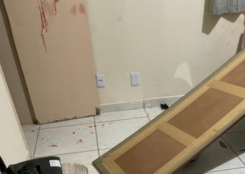 Homem invade apartamento e esfaqueia ex-namorada e filha