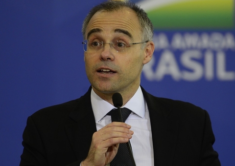 Bolsonaro oficializa indicação de André Mendonça para ministro do STF