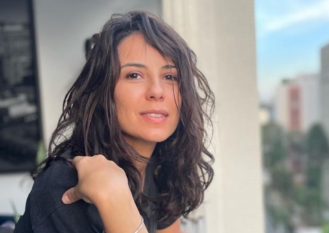 Andréia Horta posta foto raríssima de bumbum à mostra e arranca elogios