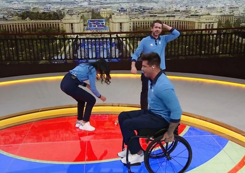 Comentarista chuta cabeça de Felipe Andreoli ao vivo; vídeo