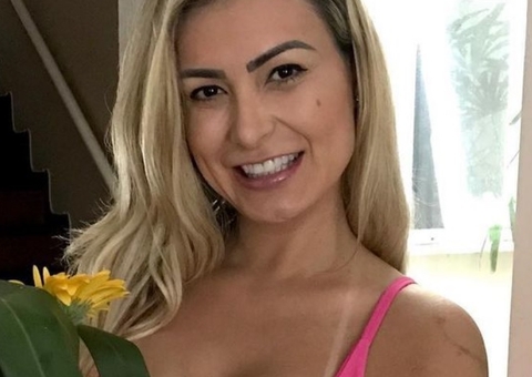 Andressa Urach empina bumbum e mostra resultado de tattoo na coxa