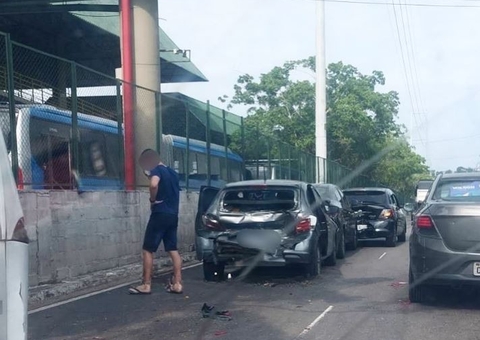 Veículos ficam destruídos durante acidente ao lado do T4 em Manaus