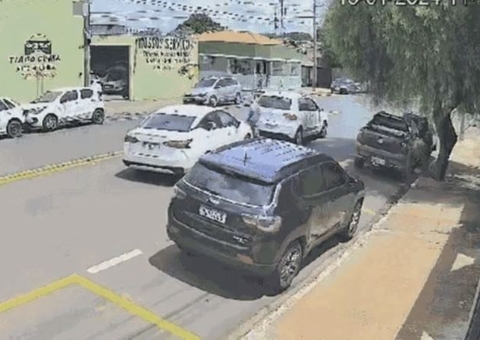Homem é prensado contra o próprio carro durante briga de trânsito 