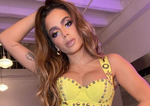 Anitta surge em foto rara com seu Pai de Santo e usando roupa do Candomblé