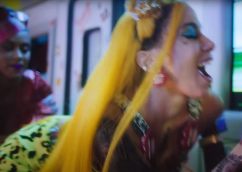 Em clipe, Anitta e MC Rebecca rebolam com direito a fio-dental de 'keng*'