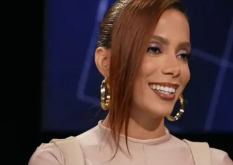 De frente com blogueirinha, Anitta fala sobre escrever música para namorado: 'ninguém merece'