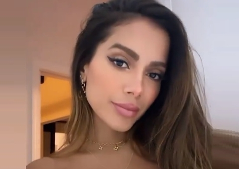 Anitta passeia na Disney com novo affair, ator americano de 22 anos