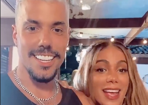 Lipe Ribeiro e Anitta se beijam em reality 'Ilhados'