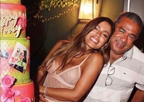 Pai de Anitta se vacina contra covid no EUA após aglomerar em festa 