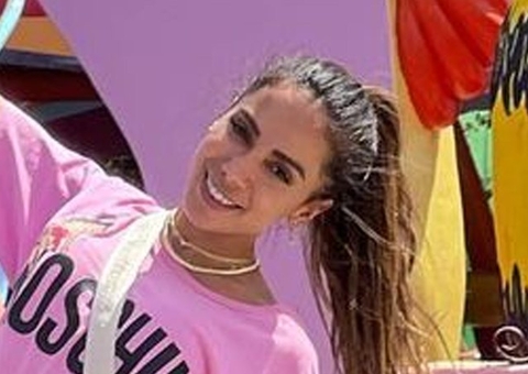Anitta posa agarrada ao namorado bilionário gringo em nova foto nos EUA