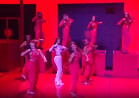 Anitta canta em português e leva funk brasileiro ao palco do VMA; assista