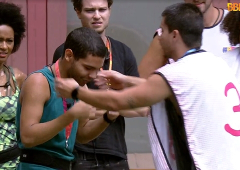 BBB22: Arthur dá monstro para Eliezer e Vyni pede: 'me dá também?'