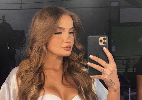 Ex-Menina Fantasma, Anna Livya empina bumbum GG e exibe tatuagem
