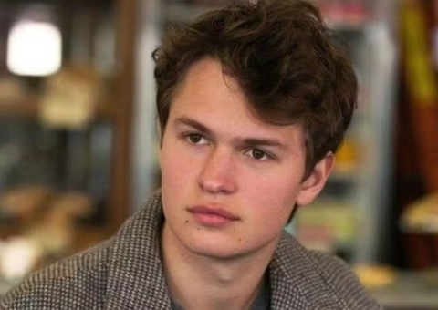 Ator de 'A Culpa é das Estrelas' aparece irreconhecível em vídeo