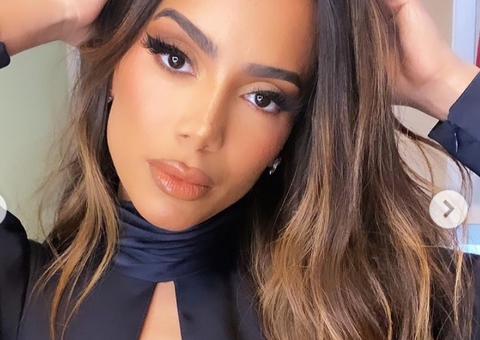 Sem sutiã, Anitta ousa com top branco em dia de cinema com Juliette