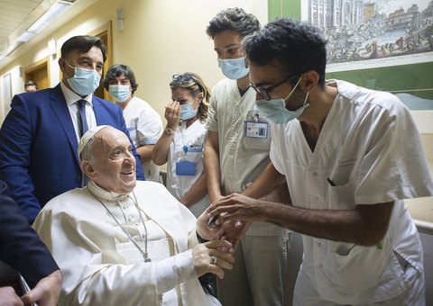Após 10 dias internado, Papa Francisco deixa hospital e recebe homenagens 