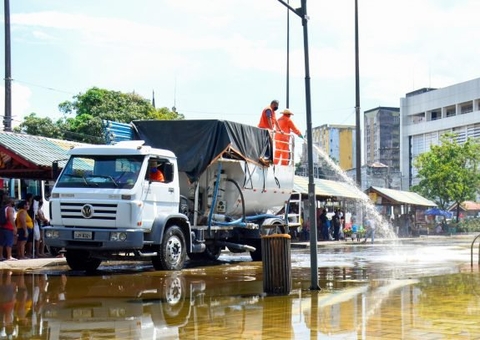 7 toneladas de cal são aplicadas nas águas que invadiram ruas do Centro
