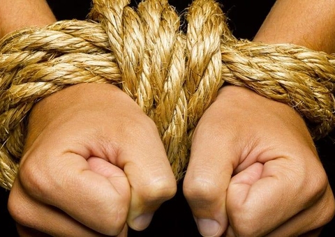 Abandonado por comparsa, assaltante é amarrado e leva surra de populares em Manaus