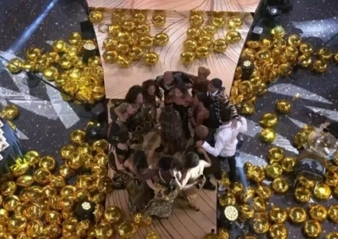 Gloria Groove quebra regras ao descer do palco e cantar com brothers; vídeo